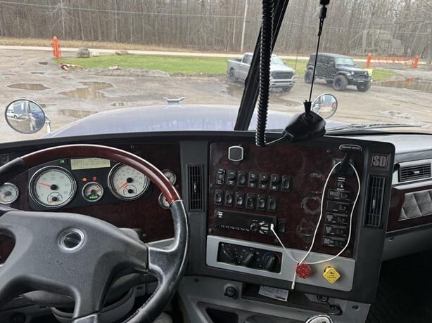 2021 Freightliner 122SD — Ashtabula, Ohio — $210,000 — photo 3