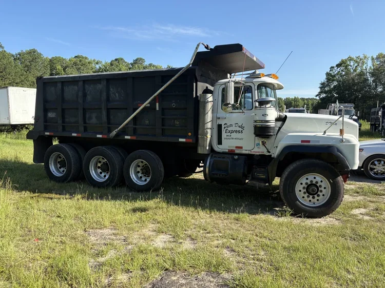 2001 Mack RD 600 — $32,900 — photo 2