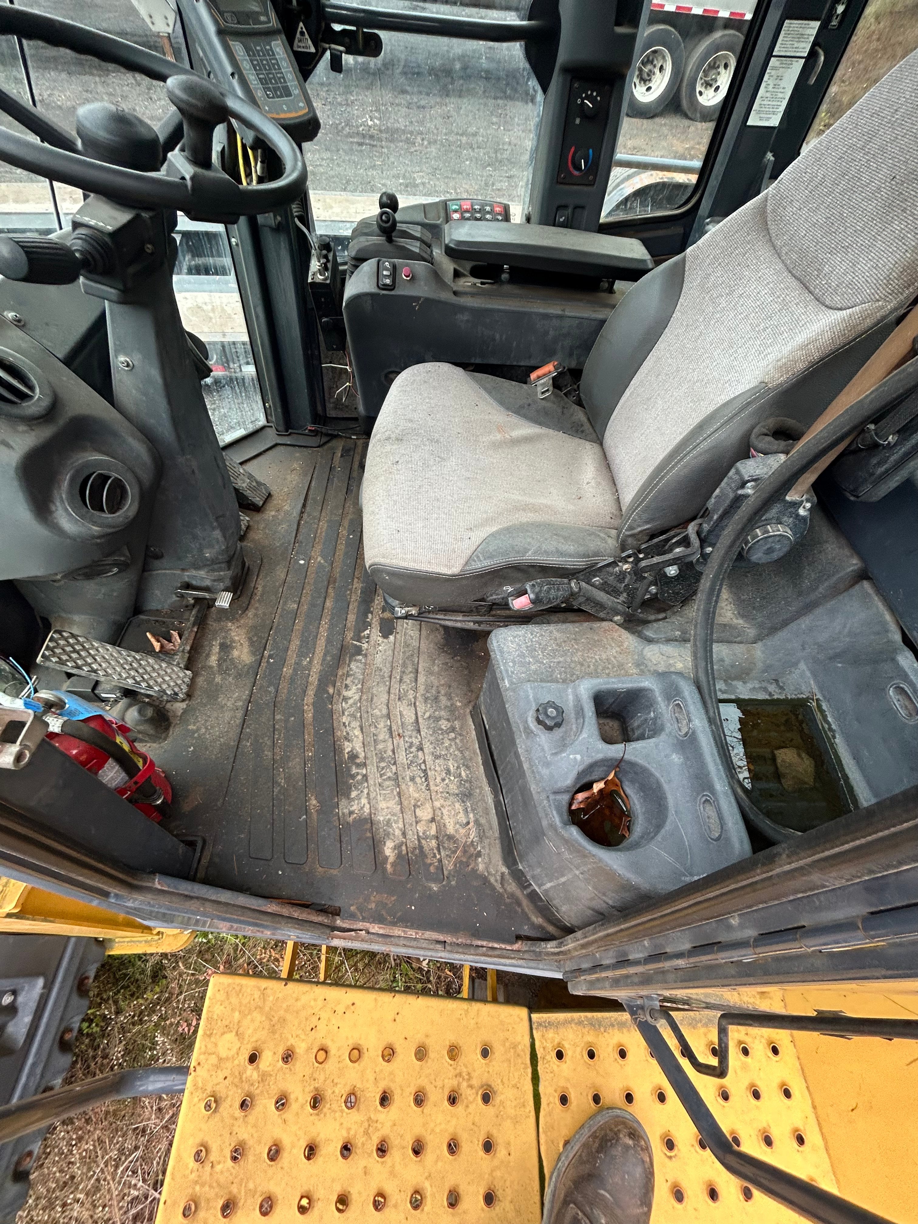 John Deere 824K — photo 5