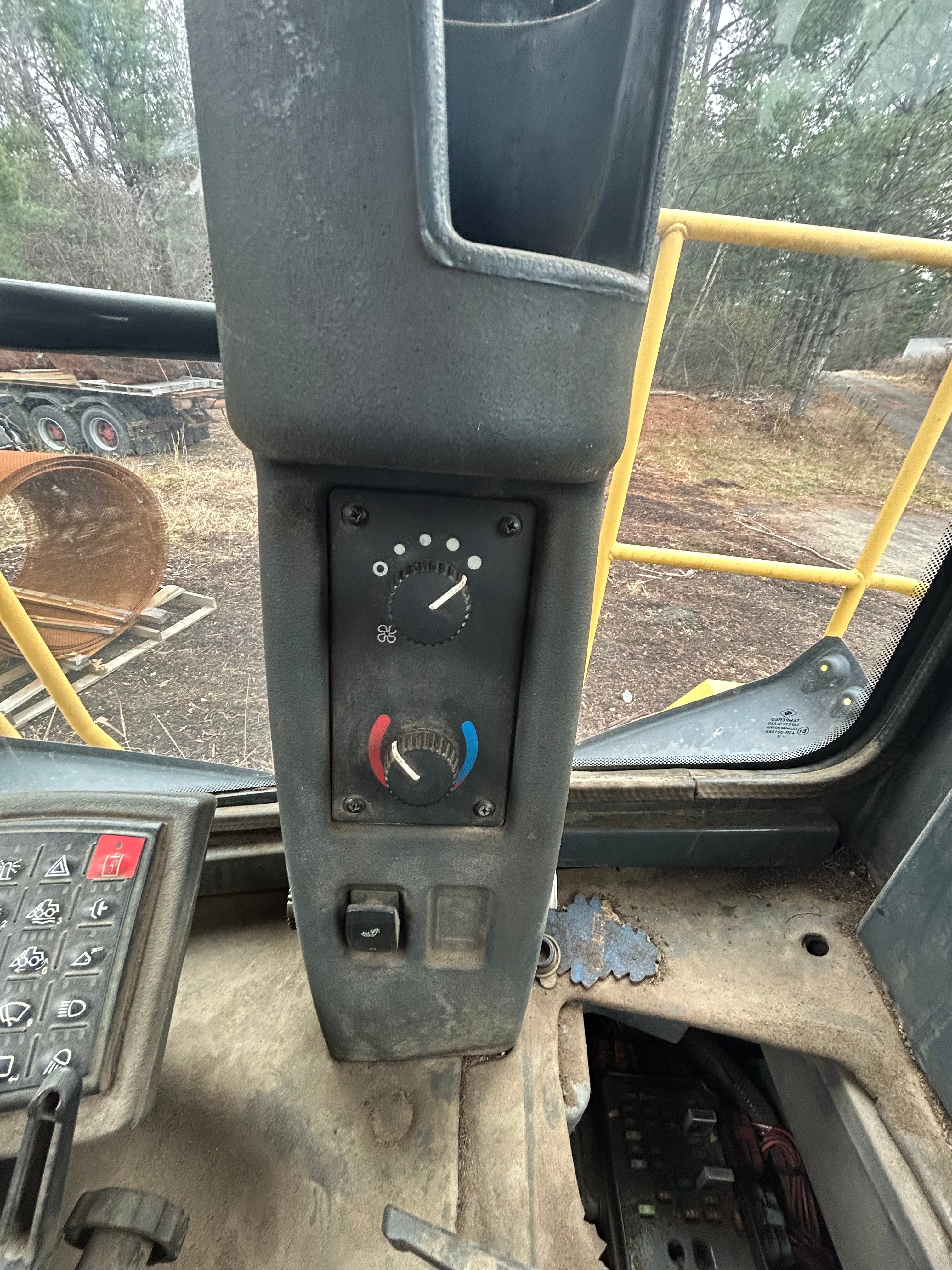 John Deere 824K — photo 8