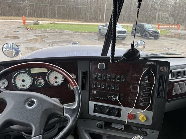 2021 Freightliner 122SD — Ashtabula, Ohio — $210,000 — photo 3