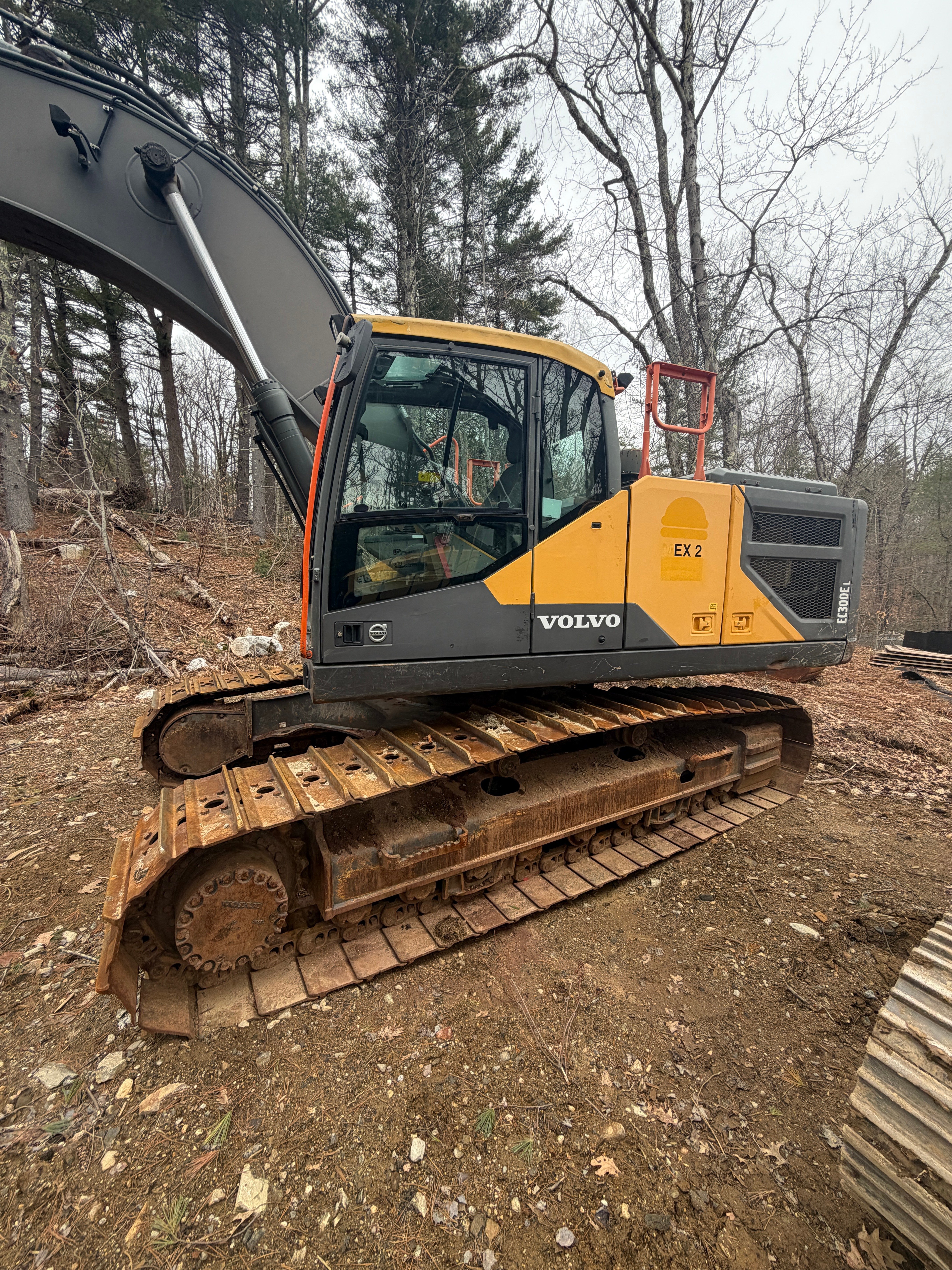 Volvo EC300 EL Excavator — Volvo EC300EL — Leicester, Massachusetts