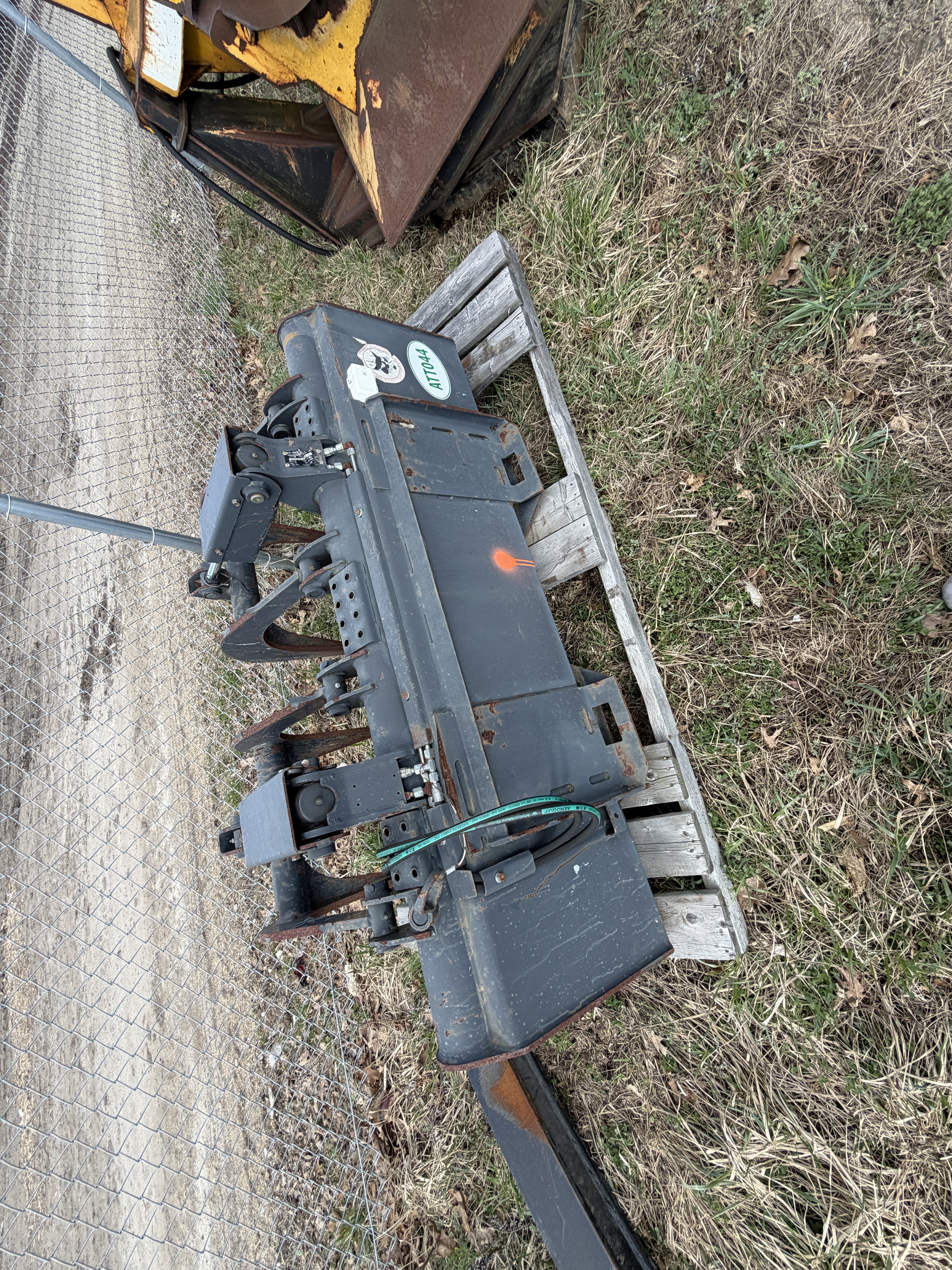 Bobcat Hydraulic Grapple Bucket — photo 3