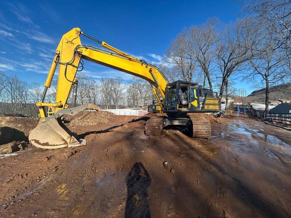 Komatsu — Komatsu PC490LC-11 — Meriden, CT