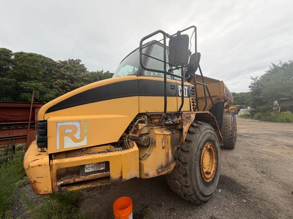 Caterpillar 725 Articulated Dump Truck — Caterpillar 725