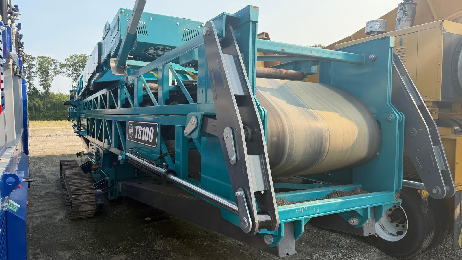 Edge TS100 Tracked Stockpiling Conveyor